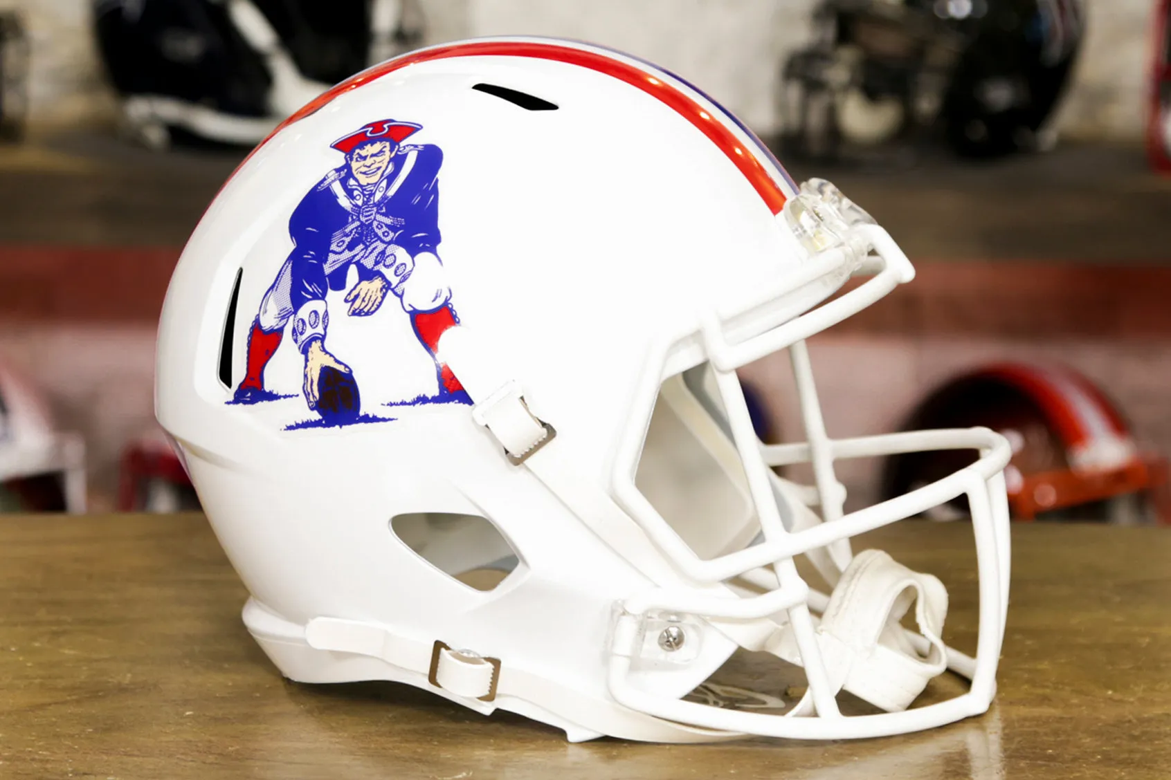 New England Patriots Riddell Speed Display Helmet - 1982-1989 Throwback