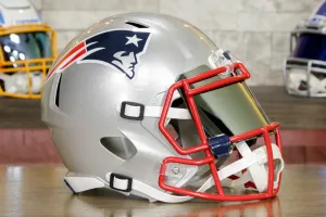 New England Patriots Riddell Speed Display Helmet - GG Edition 00195