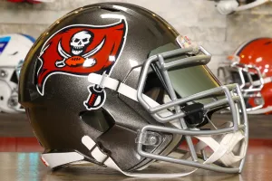 Tampa Bay Buccaneers Riddell Speed Display Helmet - GG Edition