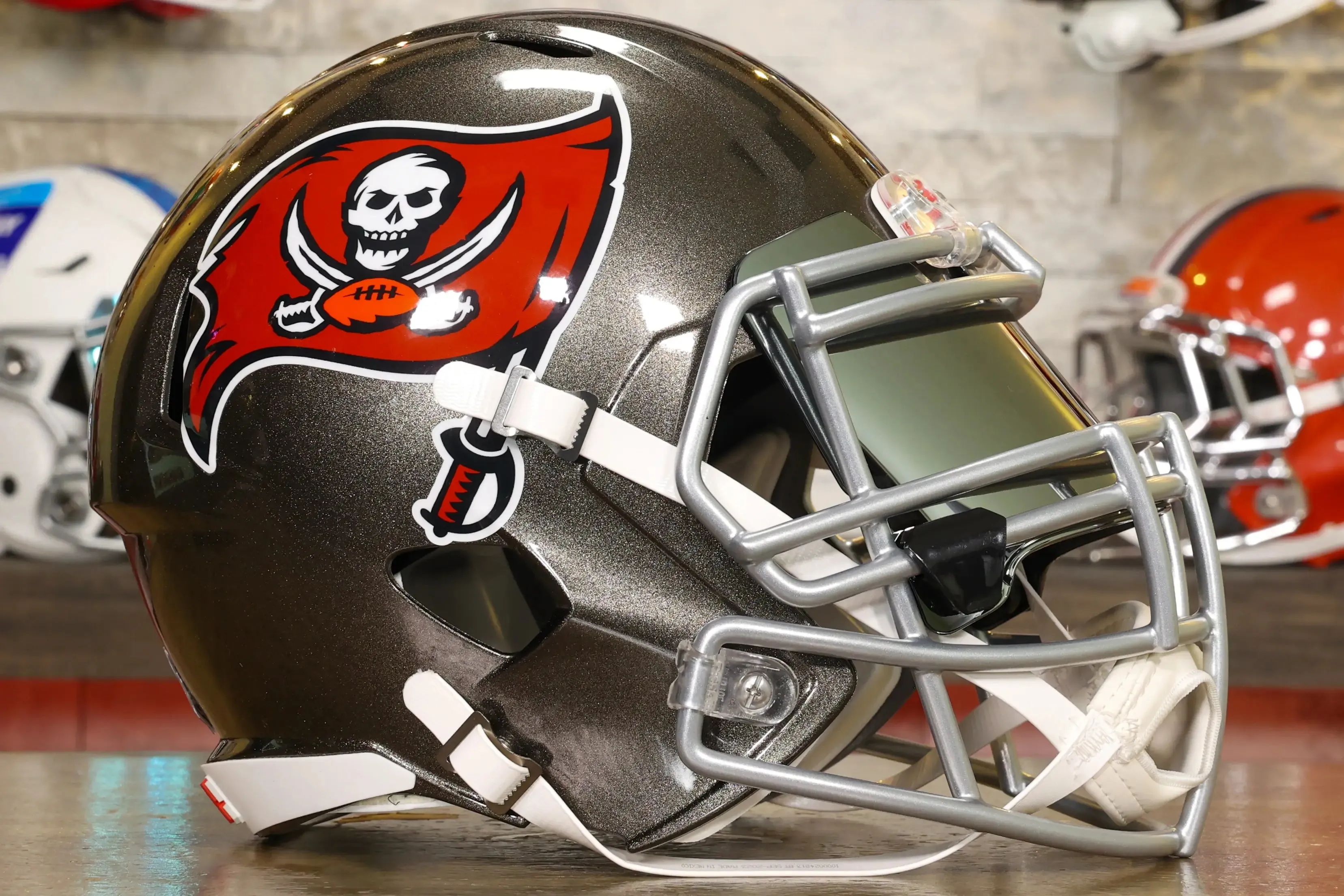 Tampa Bay Buccaneers Riddell Speed Display Helmet - GG Edition